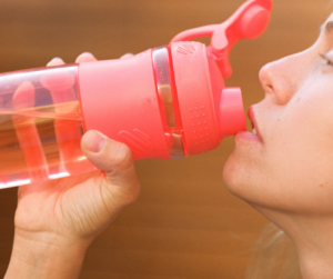 cara minum air putih